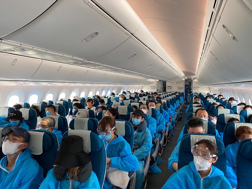 Hành khách Trung Quốc trên chuyến bay đến Nam Kinh. Ảnh VNA