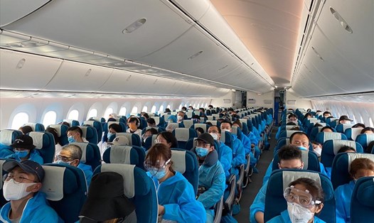 Hành khách Trung Quốc trên chuyến bay đến Nam Kinh. Ảnh VNA