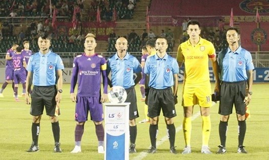 Trọng tài Mai Xuân Hùng (thứ 3 từ phải sang) bị treo còi 3 trận vì những sai sót nghiêm trọng trong trận đấu giữa Sài Gòn và Nam Định tại vòng 10 LS V.League 2020. Ảnh: NDFC