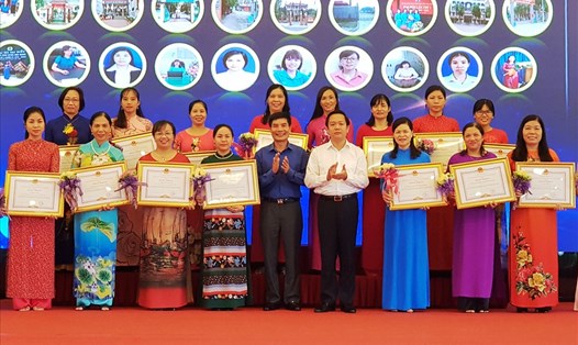 Đại diện lãnh đạo UBND tỉnh Ninh Bình trao bằng khen cho các tập thể và cá nhân "Giỏi việc nước - Đảm việc nhà". Ảnh: NT