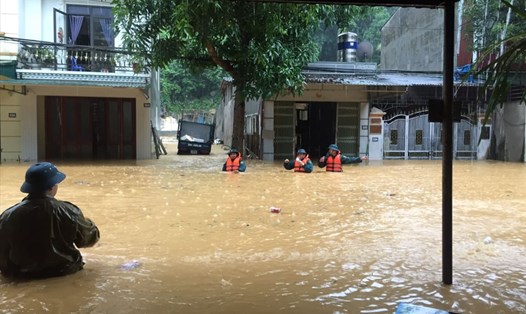 Các đơn vị chức năng tỉnh Hà Giang đang kiểm tra, khắc phục hậu quả mưa lũ. Ảnh: Minh Chuyên