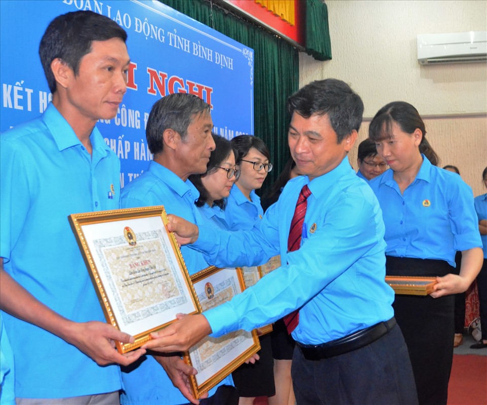 Chủ tịch LĐLĐ Bình Định Nguyễn Mạnh Hùng tặng bằng khen cho các đơn vị có thành tích xuất sắc.