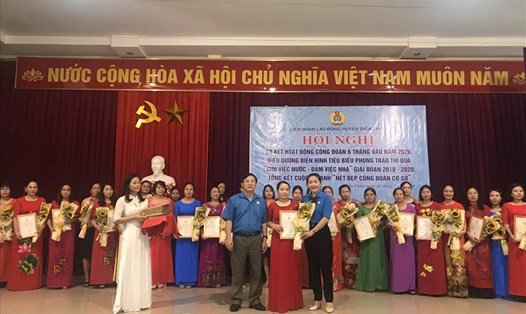 Phó Chủ tịch LĐLĐ tỉnh Nghệ An Nguyễn Thị Thu Nhi tôn vinh các điển hình tiên tiến. Ảnh: TT