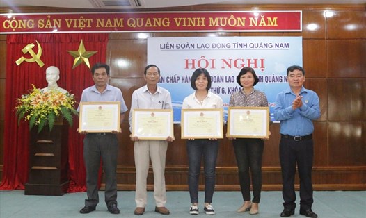 LĐLĐ tỉnh Quảng Nam tặng bằng khen cho các cá nhân, tập thể có thành tích xuất sắc trong các phong trào thi đua. Ảnh: Thanh Chung