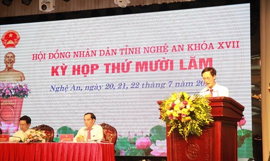 Ông Nguyễn Trường Giang – Giám đốc Sở Xây dựng Nghệ An trả lời chất vấn tại phiên họp. Ảnh: T. Tuyên