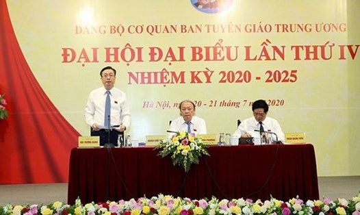 Ông Bùi Trường Giang (bìa trái) được bầu làm Bí thư Đảng bộ Cơ quan Ban Tuyên giáo Trung ương nhiệm kỳ 2020-2025. Ảnh P.Cường