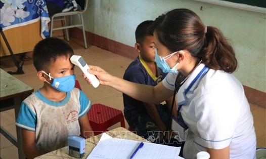 Nhân viên y tế khám sàng lọc và tiêm vaccine phòng bệnh bạch hầu cho trẻ em dưới 7 tuổi tại buôn Diêo, xã Bông Krang, huyện Lắk, tỉnh Đắk Lắk. Ảnh: TTXVN