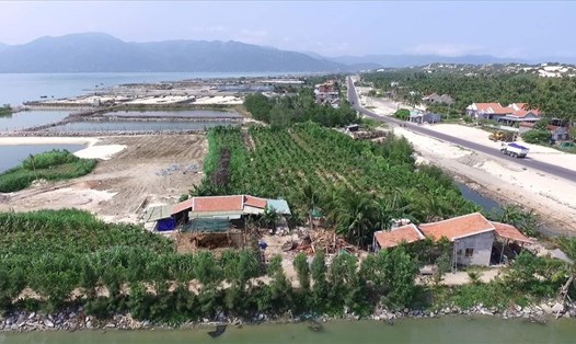 Dự án đường giao thông Quốc lộ 1A - Đầm Môn (huyện Vạn Ninh, Khánh Hòa) đang vướng mắc giải phóng mặt bằng, giải tỏa đền bù. Ảnh: Nhiệt Băng