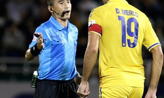 Trọng tài Mai Xuân Hùng bị treo còi sau vòng 10 V.League 2020. Ảnh: Thủ Khíc/Sport5