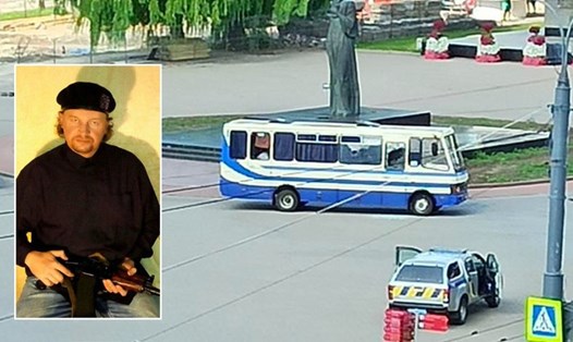 Vụ bắt giữ 20 con tin trên xe buýt ở thành phố Lutsk, Ukraina, diễn ra vào sớm ngày 21.7. Ảnh: RT