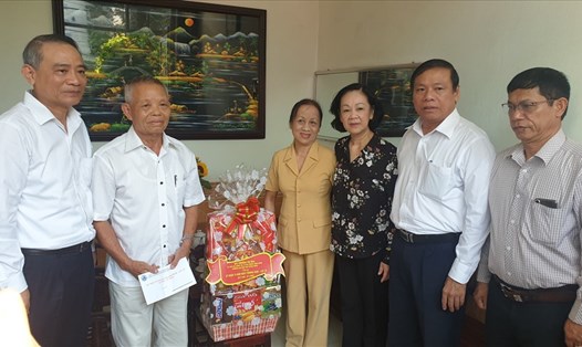 Bà Trương Thị Mai cùng đoàn công tác đến thăm gia đình bà Phan Thị Thông (69 tuổi)  - thương binh 1/4. Ảnh: Hữu Long