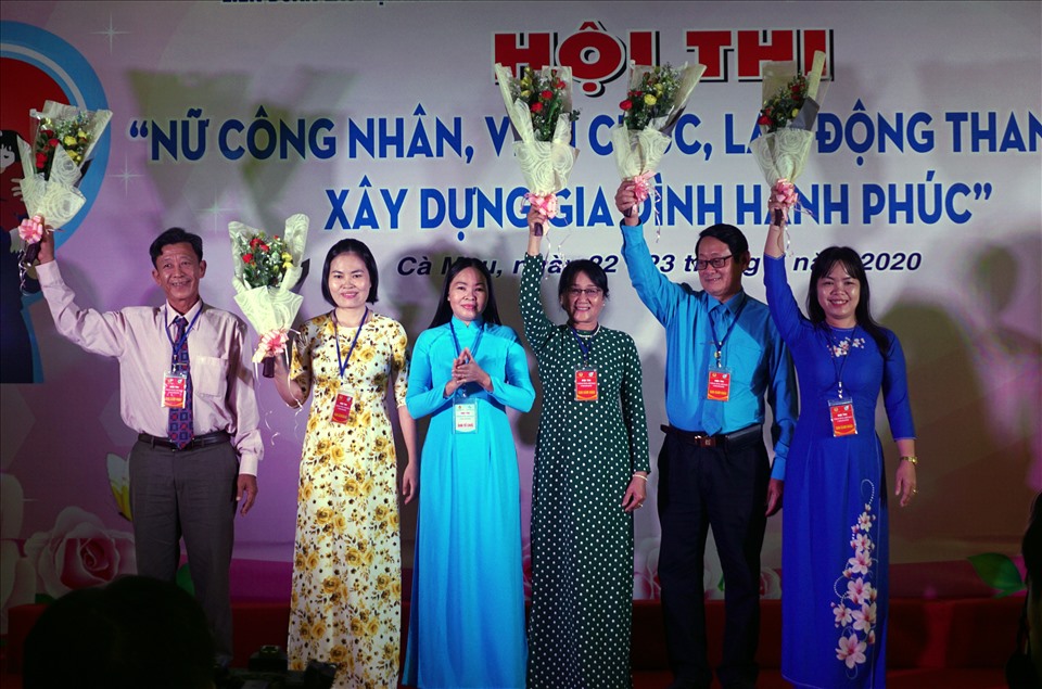 Phó chủ tịch LĐLĐ Cà Mau Lưu Thị Trúc Ly tặng hoa cho Ban giám khảo hội thi. Ảnh: Nhật Hồ