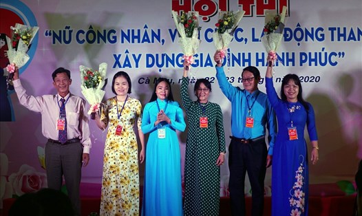 Phó chủ tịch LĐLĐ Cà Mau Lưu Thị Trúc Ly tặng hoa cho Ban giám khảo hội thi. Ảnh: Nhật Hồ