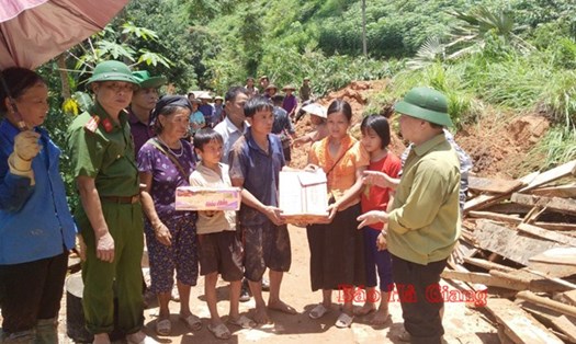 Lãnh đạo huyện Xín Mần động viên thăm hỏi các gia đình bị thiệt hại nặng do mưa lũ gây ra. Ảnh: Báo Hà Giang.