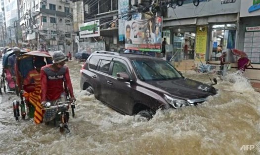 Bangladesh đối mặt với khủng hoảng lũ lụt nghiêm trọng, dự báo sẽ còn diễn ra trong 10 ngày tới. Ảnh: AFP