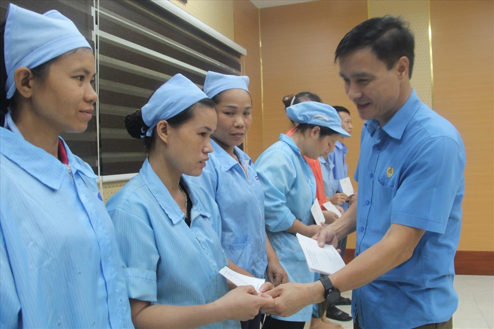 Đồng chí Vũ Duy Hoàng, Chủ tịch LĐLĐ tỉnh Thái Nguyên tặng quà đoàn viên có hoàn cảnh khó khăn. Ảnh: CĐTN