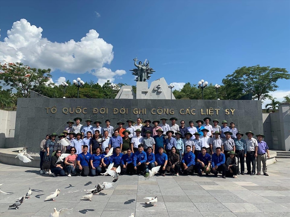 Đoàn công tác tại nghĩa trang liệt sĩ quốc gia Đường 9 (tỉnh Quảng Trị). Ảnh: Chu Kiên