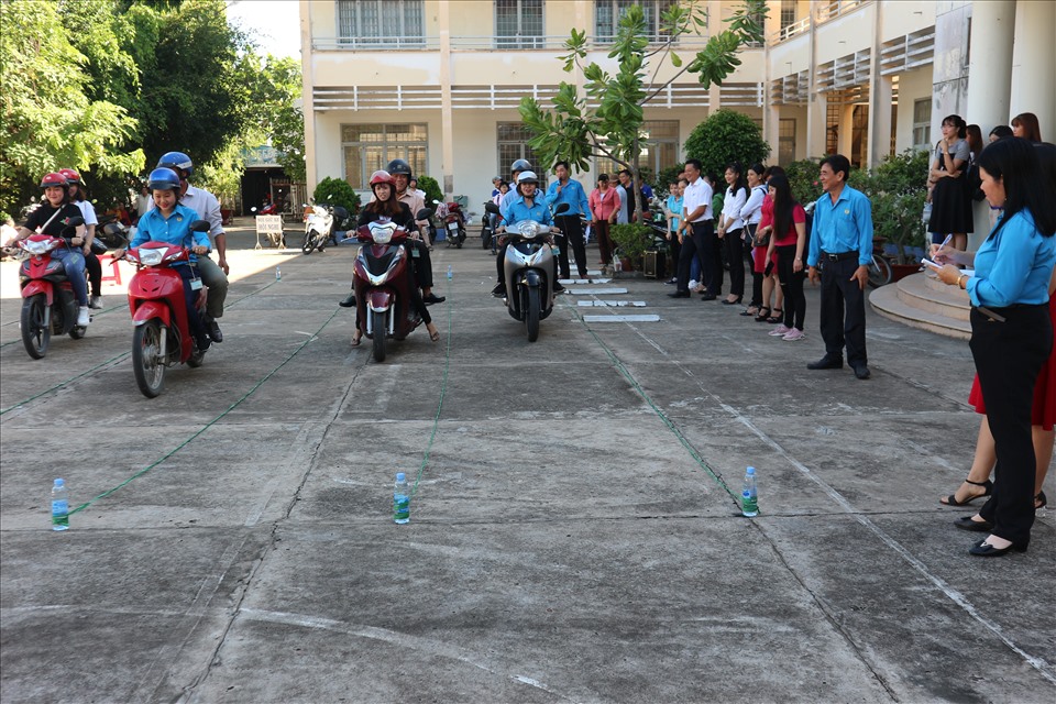 Các CĐCS trực thuộc Công đoàn các Khu công nghiệp tình Tiền Giang tham gia trò chơi chạy xe honda chậm. Ảnh: Lý Oanh