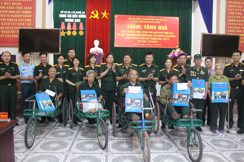 Đoàn thăm và tặng quà Trung tâm Điều dưỡng Thương binh Nghệ An.