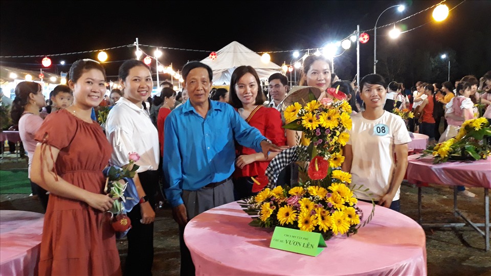 Chủ tịch LĐLĐ huyện Tân Phú Đông - anh Lê Văn Hùng - luôn gần gũi với công đoàn viên, người lao động. Ảnh: k.Q
