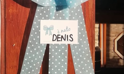 Dải ruy băng màu xanh có gắn tên Denis mà theo truyền thống Italia có nghĩa là một bé trai tên Denis vừa mới chào đời. Ảnh: Facebook/ Comune di Morterone