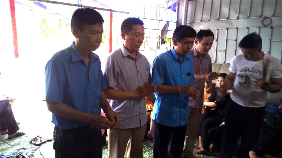 Đồng chí Nguyễn Văn Chung - Tỉnh ủy viên, Chủ tịch Liên đoàn Lao động tỉnh Hà Giang (thứ 3 từ trái qua) chia buồn với gia đình công nhân bị lũ cuốn. Ảnh: H.Mạnh