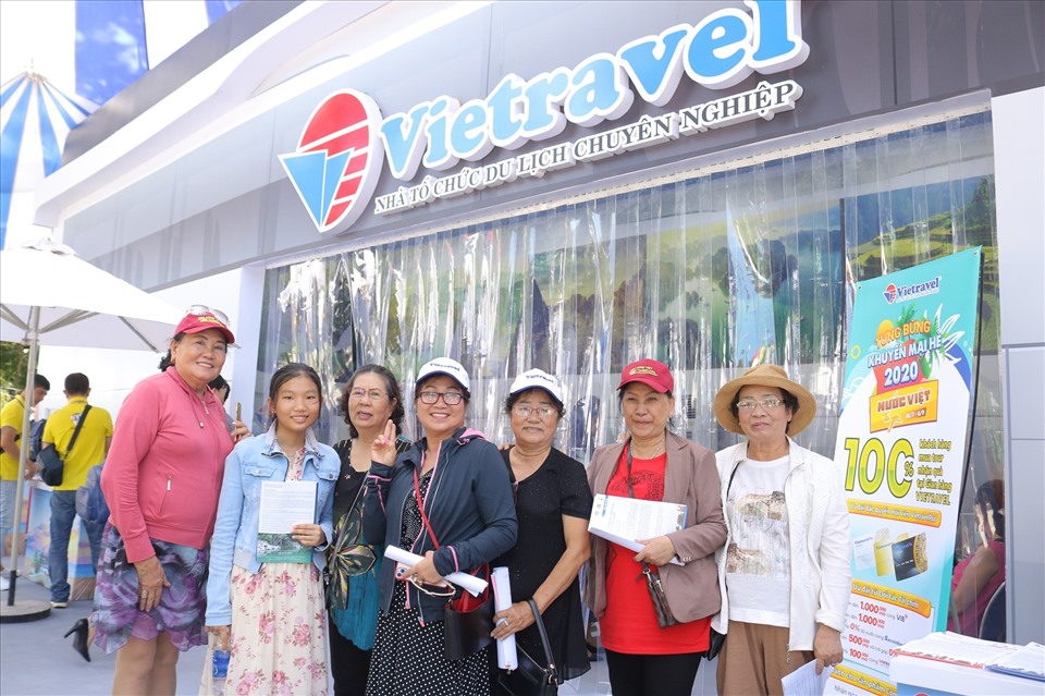 Du khách hào hứng với chương trình khuyến mại Hè 2020 “Nước Việt tôi yêu”.