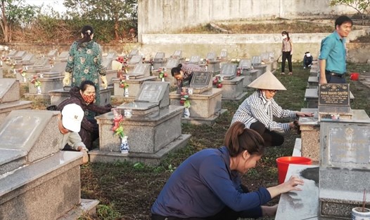 Đoàn viên công đoàn Đức Thọ tham gia làm đẹp Nghĩa trang. Ảnh: Xuân Sang - Đức Thanh.