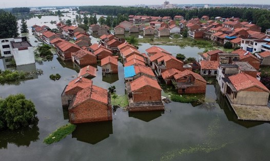 Nhiều nhà dân bị ngập lụt do mực nước sông Dương Tử dâng cao ở Cửu Giang, Giang Tây, Trung Quốc, hôm 18.7. Ảnh: AFP
