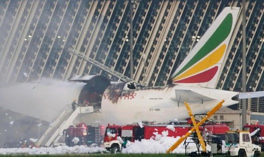 Chiếc máy bay chở hàng Boeing 777 bốc cháy tại sân bay Thượng Hải, Trung Quốc. Ảnh: News18