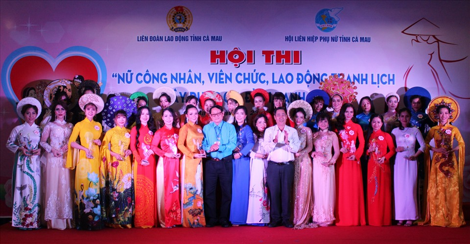 Trao biểu trưng cho các thí sinh đoạt giải (ảnh Nhật Hồ)