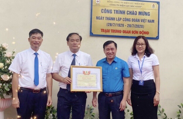 Đồng chí Nguyễn Văn Bắc, Phó Chủ tịch LĐLĐ tỉnh trao Bằng khen cho Công đoàn công ty Điện Lực Bắc Giang. Ảnh Thanh Loan.