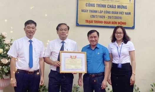 Đồng chí Nguyễn Văn Bắc, Phó Chủ tịch LĐLĐ tỉnh trao Bằng khen cho Công đoàn công ty Điện Lực Bắc Giang. Ảnh Thanh Loan.