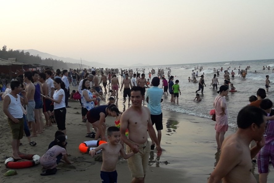 Du khách tắm biển Hà Tĩnh. Ảnh: Trần Tuấn.