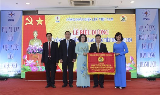 Bà Đỗ Hồng Vân (ngoài cùng bên phải) trao Cờ thi đua của Tổng LĐLĐVN cho Công đoàn Điện lực Việt Nam. Ảnh: Nguyễn Lương