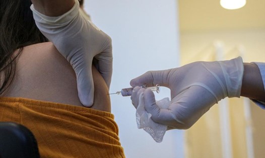 Một tình nguyện viên đang được tiêm vaccine COVID-19 do công ty Trung Quốc Sinovac Biotech sản xuất, trong giai đoạn thử nghiệm cuối cùng bắt đầu hôm 21.7 tại Brazil. Ảnh: AFP.