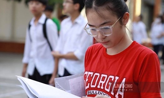 Học sinh Hà Nội rời phòng thi sau khi hoàn thành bài thi môn Toán trong kỳ thi vào lớp 10 năm học 2020-2021. Ảnh: Hải Nguyễn.