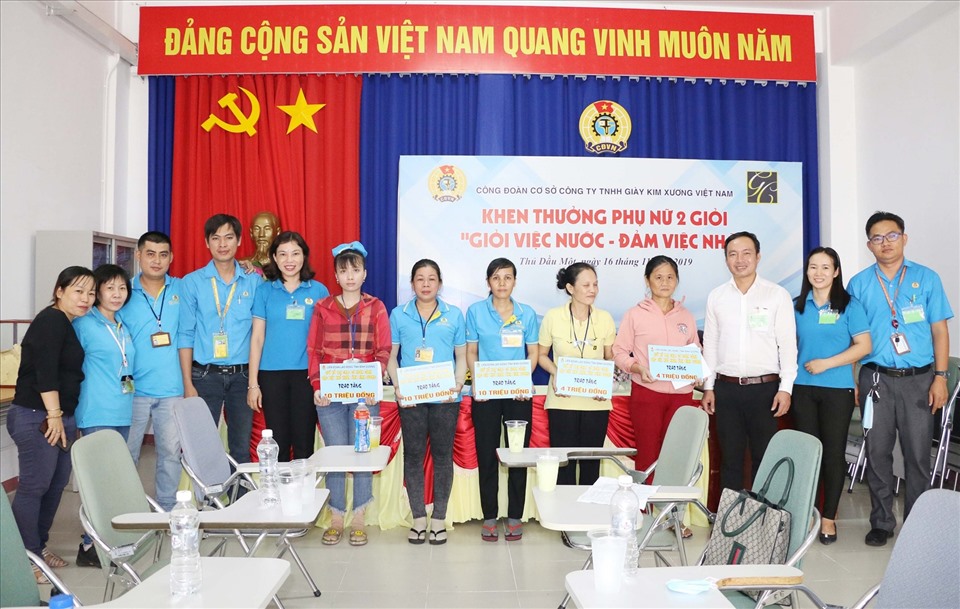 Qũy trao hỗ trợ cho 3 công nhân bị ung thư và 2 công nhân bị tại nạn lao động ở Công ty TNHH giày Kim Xương. Ảnh: Hoàng Trung