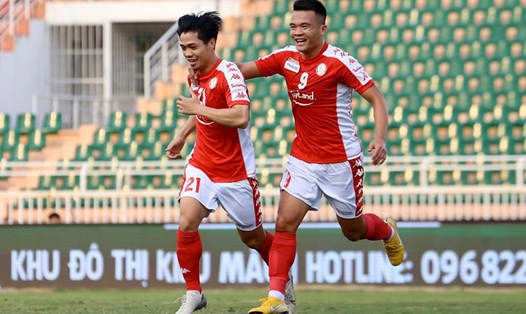 Hoàng Thịnh (phải) chia sẻ "vũ khí" của TP.HCM đấu với Hà Nội. Ảnh: HCM FC