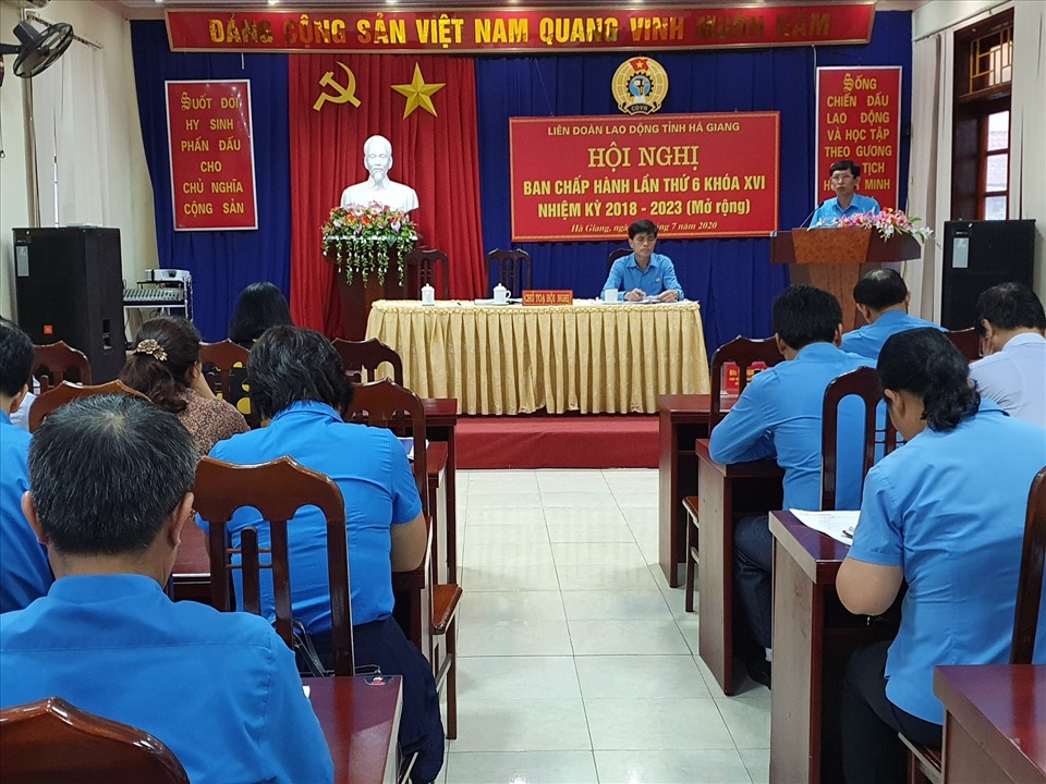 Đồng chí Nguyễn Văn Chung – Tỉnh ủy viên, Chủ tịch LĐLĐ tỉnh - phát biểu tại hội nghị. Ảnh: Hùng Mạnh.