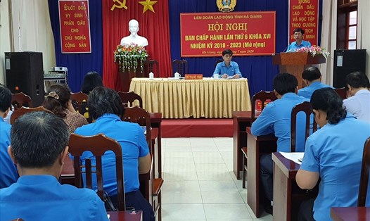 Đồng chí Nguyễn Văn Chung – Tỉnh ủy viên, Chủ tịch LĐLĐ tỉnh - phát biểu tại hội nghị. Ảnh: Hùng Mạnh.