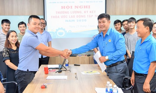 Đại diện LĐLĐ Quận Tân Bình và Giám đốc Công ty TNHH Realtek Việt Nam ký thỏa ước lao động tập thể. Ảnh Đức Long.