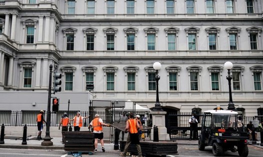 Tòa nhà văn phòng điều hành Eisenhower nằm kế bên Nhà Trắng, trong cùng một khuôn viên. Ảnh: Reuters