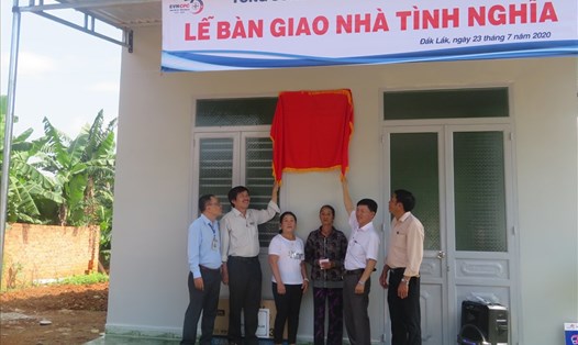 Tổng công ty Điện lực miền trung phối hợp Công ty Điện lực Đắk Lắk trao nhà tình nghĩa cho gia đình chính sách.