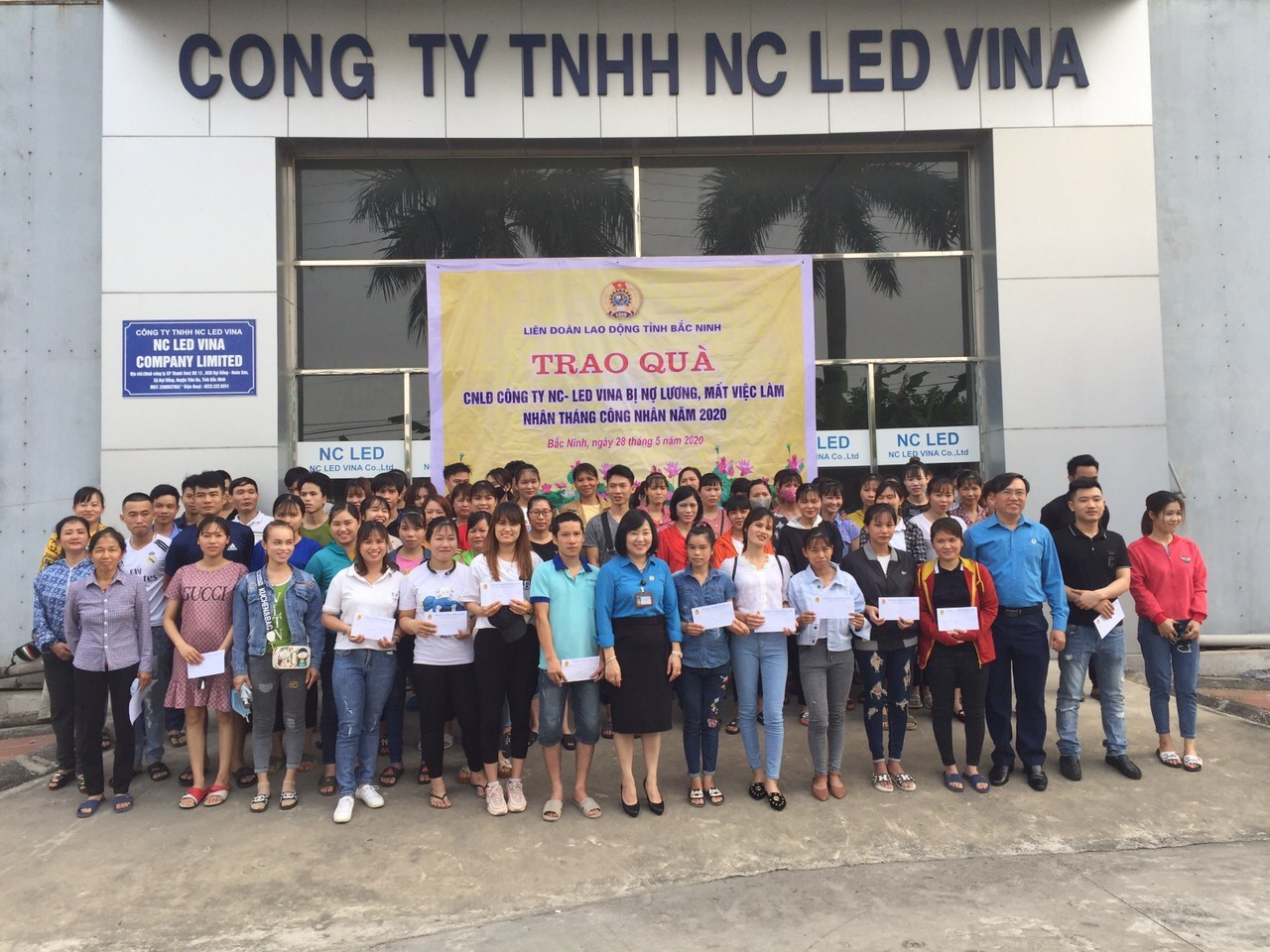 Bà Nguyễn Thị Vân Hà - Chủ tịch LĐLĐ tỉnh Bắc Ninh - tặng quà 196 CNLĐ làm việc tại công ty TNHH NC- Led ViNa, KCN Đại Đồng- Hoàn Sơn bị nợ lương tháng 4.2020. Ảnh: Ngọc Quyên.