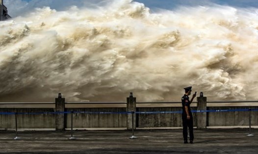 Một người bảo vệ đang đứng cạnh đập Tam Hiệp. Ảnh: AFP