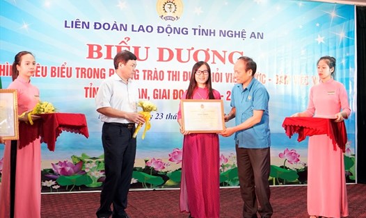 Ban tổ chức trao Bằng khen của Tổng LĐLĐ Việt Nam cho nữ đoàn viên xuất sắc. Ảnh: QĐ