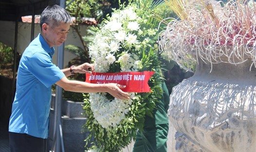 Đồng chí Trần Văn Thuật - Phó Chủ tịch Tổng LĐLĐ Việt Nam dâng vòng hoa tại Khu mộ 10 nữ Thanh niên xung phong Ngã ba Đồng Lộc. Ảnh: Trần Tuấn.