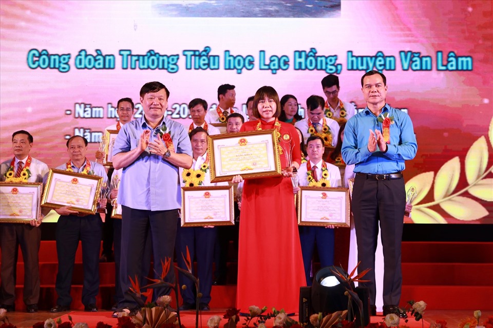 Đồng chí Nguyễn Đình Khang và đồng chí Nguyễn Văn Phóng tặng bằng khen cho điển hình tiên tiến.