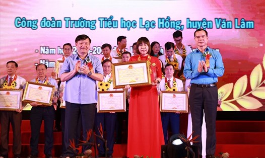 Đồng chí Nguyễn Đình Khang và đồng chí Nguyễn Văn Phóng tặng bằng khen cho điển hình tiên tiến.